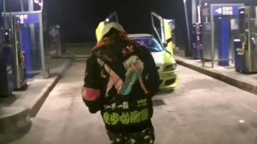 Le sweatshirt noir imprimé dans le dos porté par Lorenzo dans son clip Légende Vivante