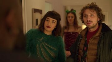 Le pull vert de Lila (Shirine Boutella) dans la série Christmas Flow (Saison 1 Épisode 3)