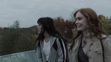 Sudadera con capucha usada por Alex Dall (Isabelle Fuhrman) como se ve en el vestuario de la película The Novice