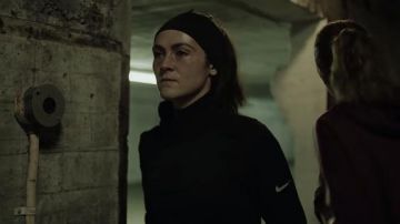 Sudadera Nike Turtleneck en negro usada por Alex Dall (Isabelle Fuhrman) como se ve en los atuendos de la película The Novice