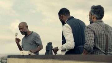 Henley tee porté par Morgan Jones (Lennie James) comme on le voit dans Fear the Walking Dead séries télévisées tenues (S07E07)