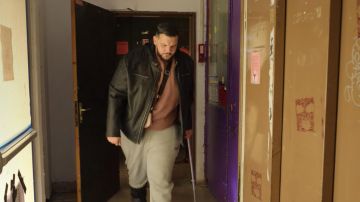 La chaqueta de cuero negro usada por Verno (Sadek) en la serie Christmas Flow (Temporada 1 Episodio 2)