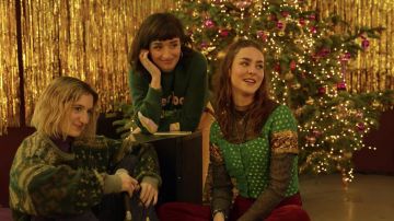 Le sweatshirt Sisterhood is bloomg de Lila (Shirine Boutella) dans Christmas Flow (S01E03)