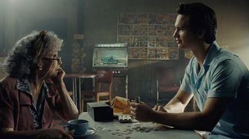 Chemise bleue à manches courtes portée par Tony (Ansel Elgort) comme on le voit dans West Side Story