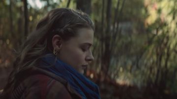 Pendientes de corazón usados por Georgia (Chloë Grace Moretz) como se ve en la película Mother/Android