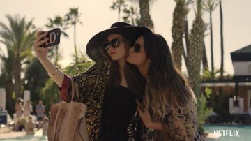 Sac fourre-tout porté par Anna Delvey (Julia Garner) comme on le voit dans l&#39;invention des tenues d&#39;émission de télévision Anna (Saison 1)