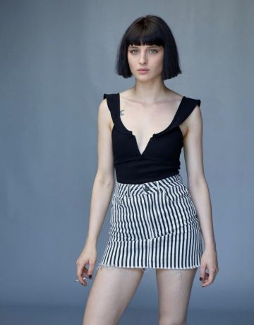 Black top worn by Alice Pagani alias Ludo in Baby TV series from Netflix in a photoshoot picture