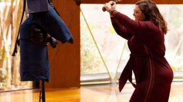 Cravate taille combinaison portée par Frances Welty (Melissa McCarthy) dans Nine Perfect Strangers série Tv garde-robe (S01E04)