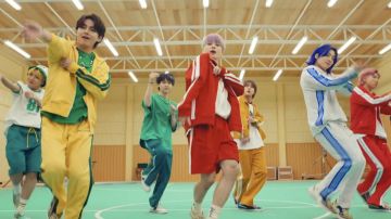 Survêtement jaune porté par Kim Taehyung dans BTS (방탄소년단) 'Beurre' Officiel MV