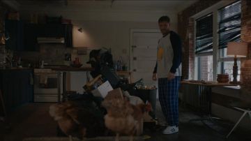 Zapatillas blancas Adidas usadas por Eddie Brock / Venom (Tom Hardy) como se ve en el vestuario de la película Venom: Let There Be Carnage