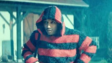 Le sweatshirt à capuche rayé rouge et noir de Laylow dans la vidéo L'ÉTRANGE HISTOIRE DE MR.ANDERSON, LE FILM