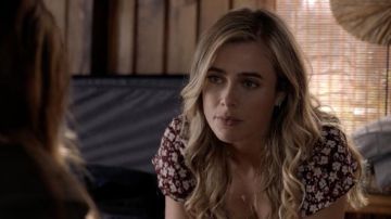 Collier porté par Michaela Stone (Melissa Roxburgh) dans le Manifeste de la série TV (Saison 3 Épisode 1)