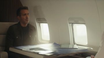 Chaqueta de ante usada por Nolan Booth (Ryan Reynolds) como se ve en Red Notice