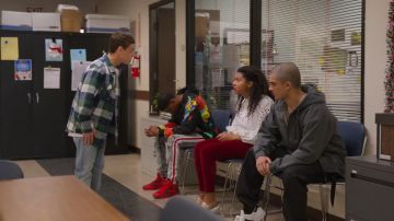 Baskets rouges portées par Jamal Turner (Brett Gray) comme on le voit dans On My Block séries télévisées tenues (Saison 4 Épisode 4)