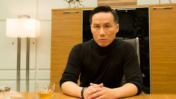 La lámpara rectangular blanca y el pie de metal gris del Dr. Henry Wu (B.D. Wong) en la película Jurassic World