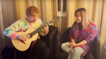 Pull blanc tie and dye porté par Ed Sheeran comme on le voit dans X Factor 2021