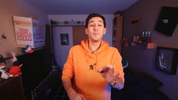 Le sweatshirt orange avec caractère japonais au centre porté par Louis-San dans la vidéo YouTube Les profs au Japon (j'ai arrêté à la 6ème)
