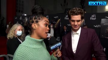 Col pour chemise porté par Andrew Garfield dans Andrew Garfield RÉAGIT à Spider-Man: No Way Home Rumors vidéo par Extra