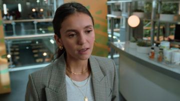 Collier en or en couches ensemble porté par Natalie Bauer (Nina Dobrev) dans Love Hard