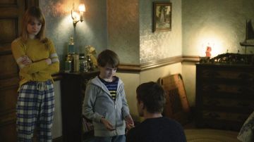 White & Blue Plaid Pajama Pants worn by Kinsey Locke (Emilia Jones) in Locke & Key TV show outfits (Season 1 Episode 3)