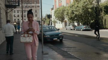 Bolso de mano monograma de Louis Vuitton usado por Daphne (Ash Santos) como se ve en la serie de televisión True Story (S01E07)