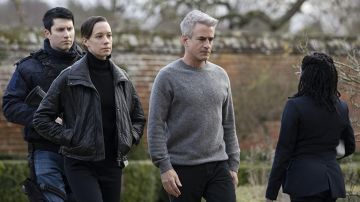 Pull gris porté par John Carmichael (Dermot Mulroney) comme on le voit dans les tenues de la série télévisée Hanna (Saison 3 Épisode 3)