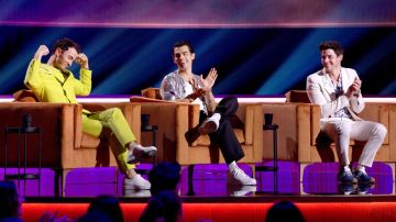 White sneakers worn by Kevin Jonas as seen in Jonas Brothers Family Roast 