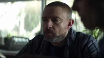 Grey dressing gown worn by Chris (Martin Freeman) as seen in The Responder TV series outfits (Season 1)