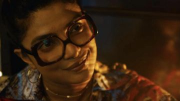 Les lunettes carrées portées par Sati (Priyanka Chopra) comme on le voit dans les tenues du film Matrix Resurrections