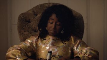 Vestido amarillo usado por Alex (Kirby Howell-Baptiste) como se ve en los atuendos de la película Silent Night