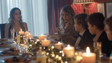 Blazer a cuadros usado por Bella (Lucy Punch) como se ve en la película Silent Night