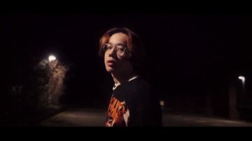 Pull Orange "Witch's Secret" porté par Pocky Red dans son cauchemar (l'amour fait mal) Clip Officiel