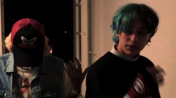 Papillon Cap Rouge porté par Pocky Red dans Forever (Seul) Officiel clip vidéo par Pocky Red x 52Blue