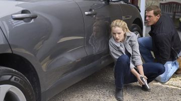 Chaqueta vaquera lavada gris usada por Roscoe Conklin (Willa Fitzgerald) como se ve en el vestuario de la serie de televisión Reacher (Temporada 1 Episodio 4)