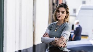 Médaille d'or colliers portés par DC Lake Edmunds (Lucy Hale) comme on le voit dans les tenues de l'émission télévisée Ragdoll (Saison 1 Épisode 1)