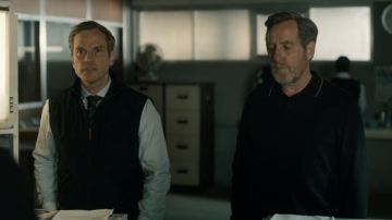 Polo à manches longues porté par DS Finlay (Michael Smiley) comme on le voit dans Ragdoll TV show garde-robe (Saison 1 Épisode 4)