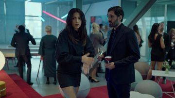 Robe noire portée par Leya (Evin Ahmad) comme on le voit dans Snabba Cash séries TV tenues (Saison 1)