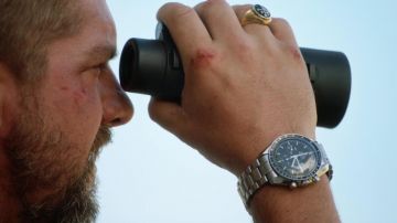 Omega Speedmaster Watch porté par Rick (Zachary Knighton) comme on le voit dans les tenues de la série télévisée Magnum PI (Saison 4 Épisode 8)