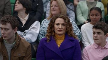 Manteau violet porté par Lorraine (Sarah Parish) comme on le voit dans Stay Close TV show garde-robe (Saison 1)