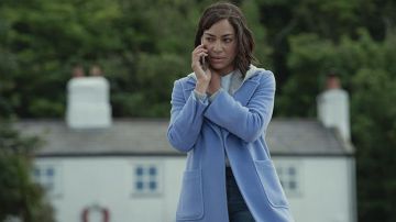 Long Manteau en Laine bleu clair porté par Megan (Cush Jumbo) comme on le voit dans les tenues de la série télévisée Stay Close (Saison 1)