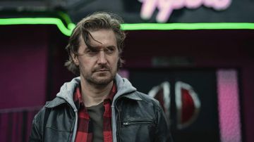 Zip Veste en Cuir porté par Ray (Richard Armitage) comme on le voit dans Stay Close séries TV (Saison 1)