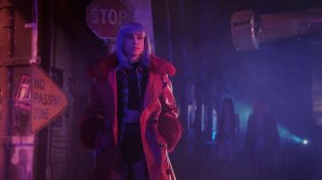 Manteau en cuir avec col en fourrure porté par Jane (Matilda Anna Ingrid Lutz) comme on le voit dans la Zone 414