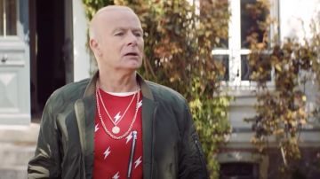 La camiseta roja de relámpago usada por el Sr. Martin (Franck Dubosc) en la película Haters