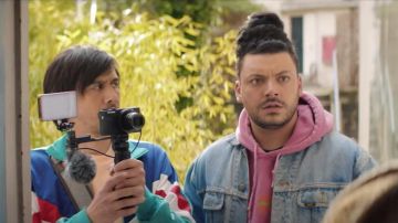 The pink hoodie worn by Thomas the Lama (Kev Adams) in the movie Haters