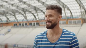 The blue t-shirt striped white worn by Olivier Giroud in Haters
