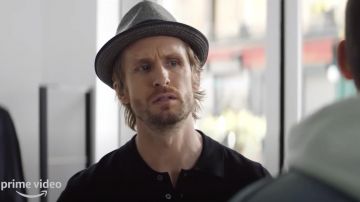 Le chapeau gris de Simon (Philippe Lacheau) dans le film Haters