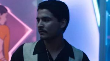 Button Up Shirt porté par David Barron Corona (Bobby Soto) comme on le voit dans Narcos: Mexico TV show tenues (Saison 3)