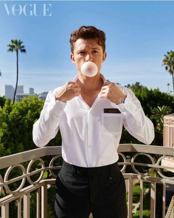Los pantalones negros que usó Tom Holland en una sesión de fotos de la revista Vogue