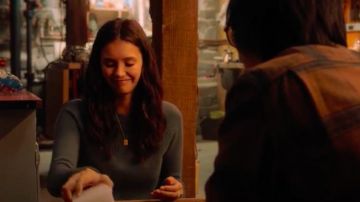 Collier porté par Natalie Bauer (Nina Dobrev) comme on le voit dans l'Amour Dur film garde-robe