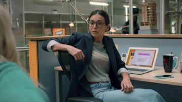 Les lunettes portées par Natalie Bauer (Nina Dobrev) comme on le voit dans Love Hard